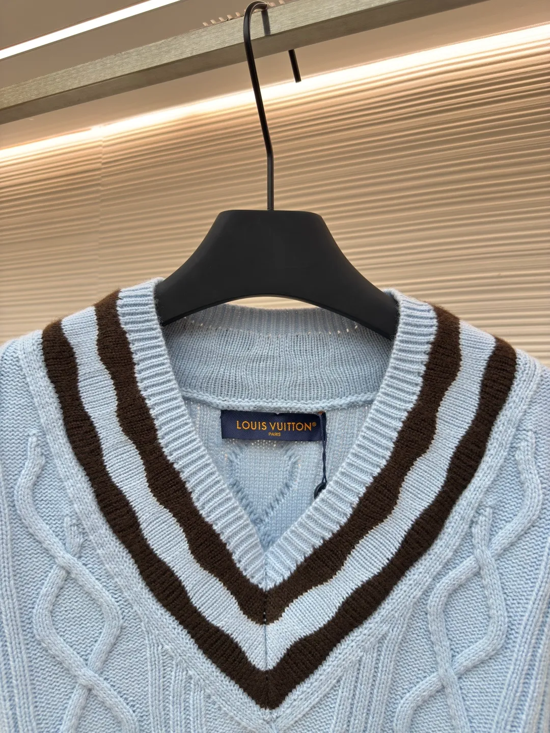 LOUIS VUITTON large V-neck cardigan with strokes ●Authentic product: Purchased and developed for 16600 ●Item number: 1680290-B55 ●Fabric: wool fabric ●Technology: knitting ●Version: fitted version ●Weight: about 705 grams ●Size: XS-S-M-L ●Description: 30 wool and 70% acrylic color. This style uses 7-needle Juxin machine to weave the piece. 9 yarn feeders are needed to hang the logo on the front. The whole piece needs to be moved to twist the rope. It is easy to explode holes at the intersection of the twisted rope. The whole piece is brown and part of the yarn is mohair. It takes a long time to adjust the machine. The stitches at the bottom of the sleeve clip are all edged, which increases the loom time and sewing time. Because the logo is hung with wool, the coffee-colored thread is clamped on the edge and needs to be drawn out. Moreover, due to the characteristics of mohair, the overall workmanship is very complicated. The embroidery is added with heat-capacitive glue and needs to be hot-glued to ensure quality. The checkerboard pattern needs to be positioned correctly, so it is faster. Each process of the entire garment is slow and time-consuming. The overall workmanship is very complicated. The embroidery is added with heat-capacitive glue and needs to be hot-glued to ensure quality. The checkerboard pattern needs to be positioned correctly. Therefore, the speed is relatively high, and each process of the entire garment is relatively slow and time-consuming. The overall wiring is straight and delicate. The fabric is comfortable and soft. The color is consistent and has no color difference. It can be matched with the same style to create a fashionable look and control various occasions. Customized accessories, complete with three standards, same style for men and women!